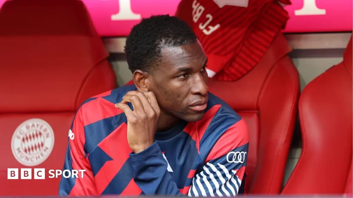 Jugador sentado en el banquillo de FC Bayern