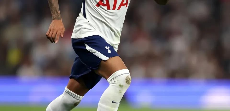 Jugador de Tottenham corriendo con el balón en partido