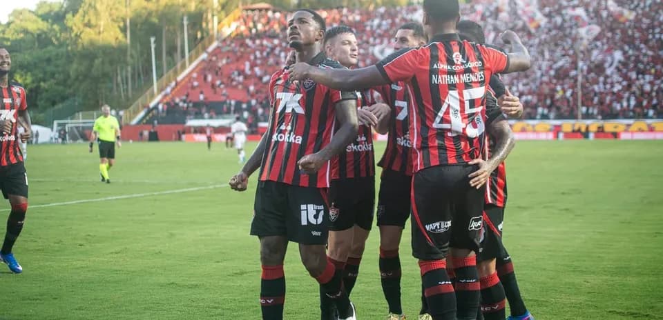 Jugadores de Vitoria celebrando un gol