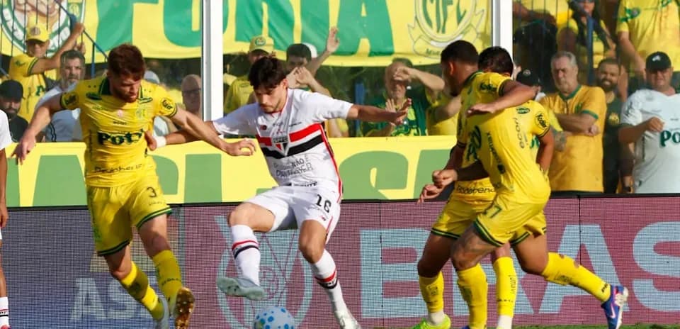 Jugadores de Sao Paulo y Mirassol en acción