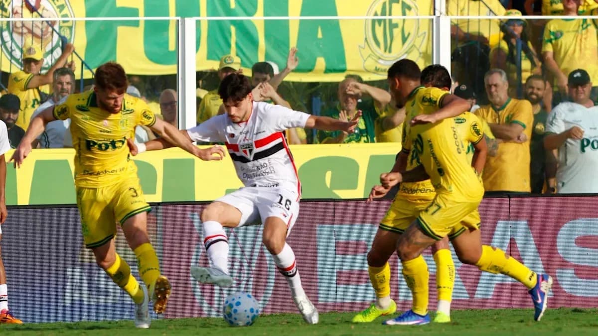Jugadores de Sao Paulo y Mirassol en acción