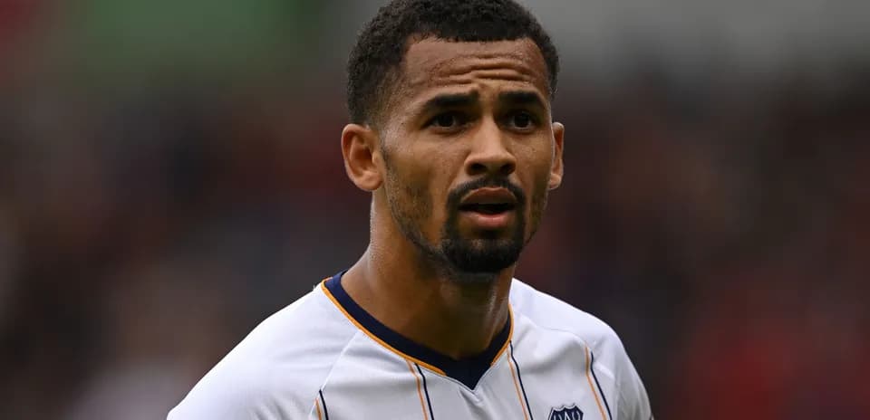 Jugador de fútbol en uniforme de Everton en acción