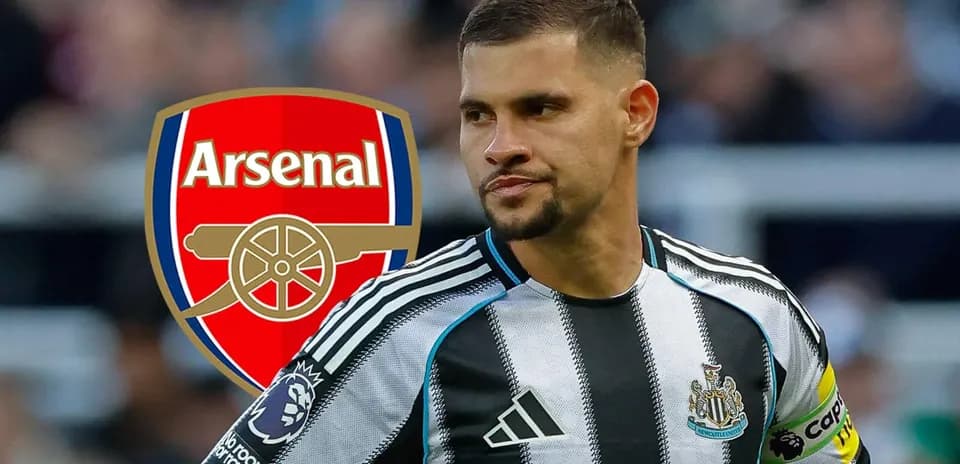 Jugador de Newcastle con escudo de Arsenal de fondo