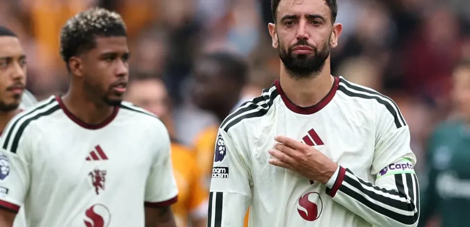 Jugadores de pie tras un partido, luciendo uniformes