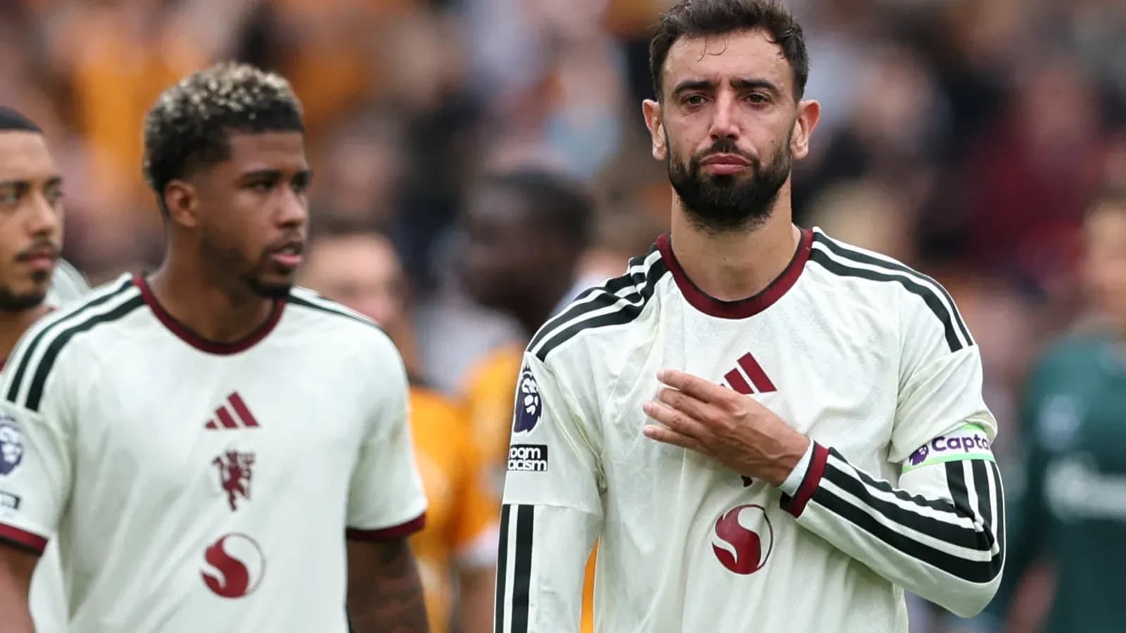 Jugadores de pie tras un partido, luciendo uniformes