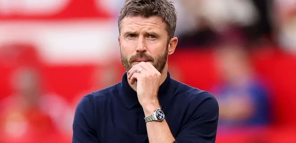 Entrenador pensativo durante un partido de fútbol