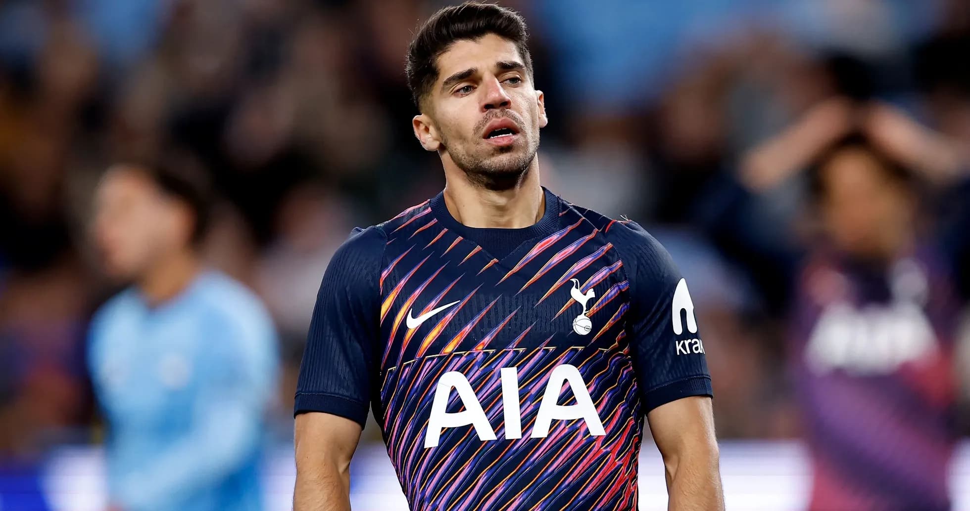 Jugador de Tottenham con camiseta en partido