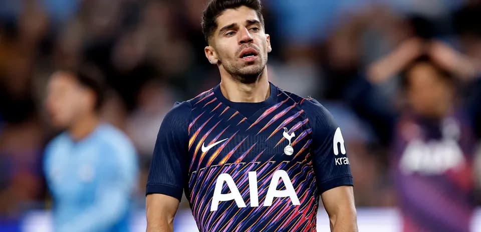 Jugador de Tottenham con camiseta en partido