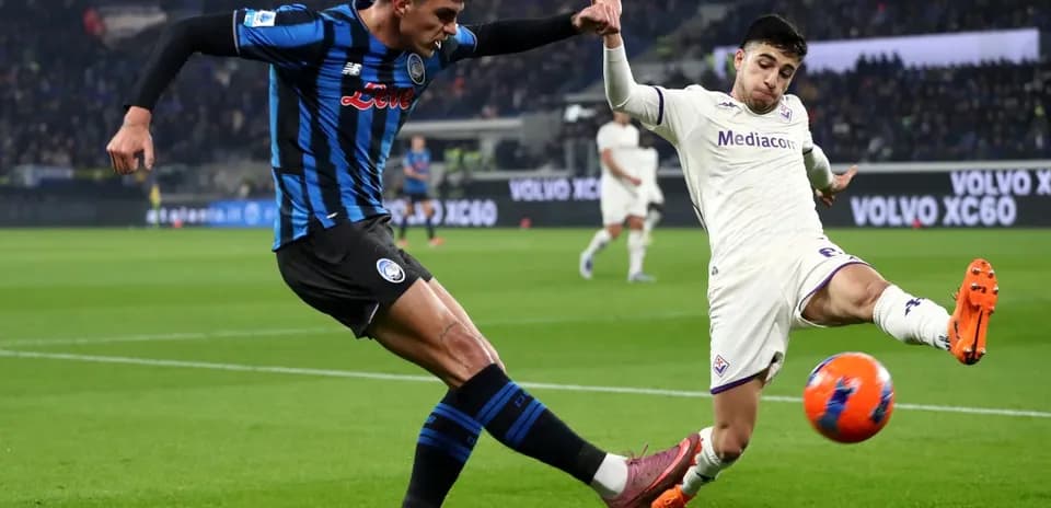 Jugador de Fiorentina despejando el balón en partido