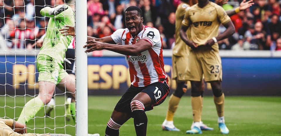 Jugador de Brentford celebrando un gol