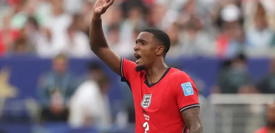 Jugador de Inglaterra levantando la mano durante el partido