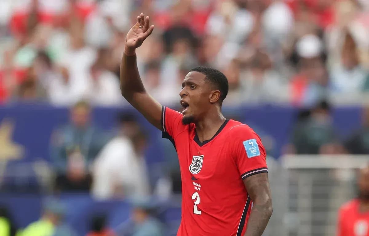 Jugador de Inglaterra levantando la mano durante el partido