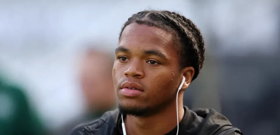 Jugador con auriculares en el campo de entrenamiento
