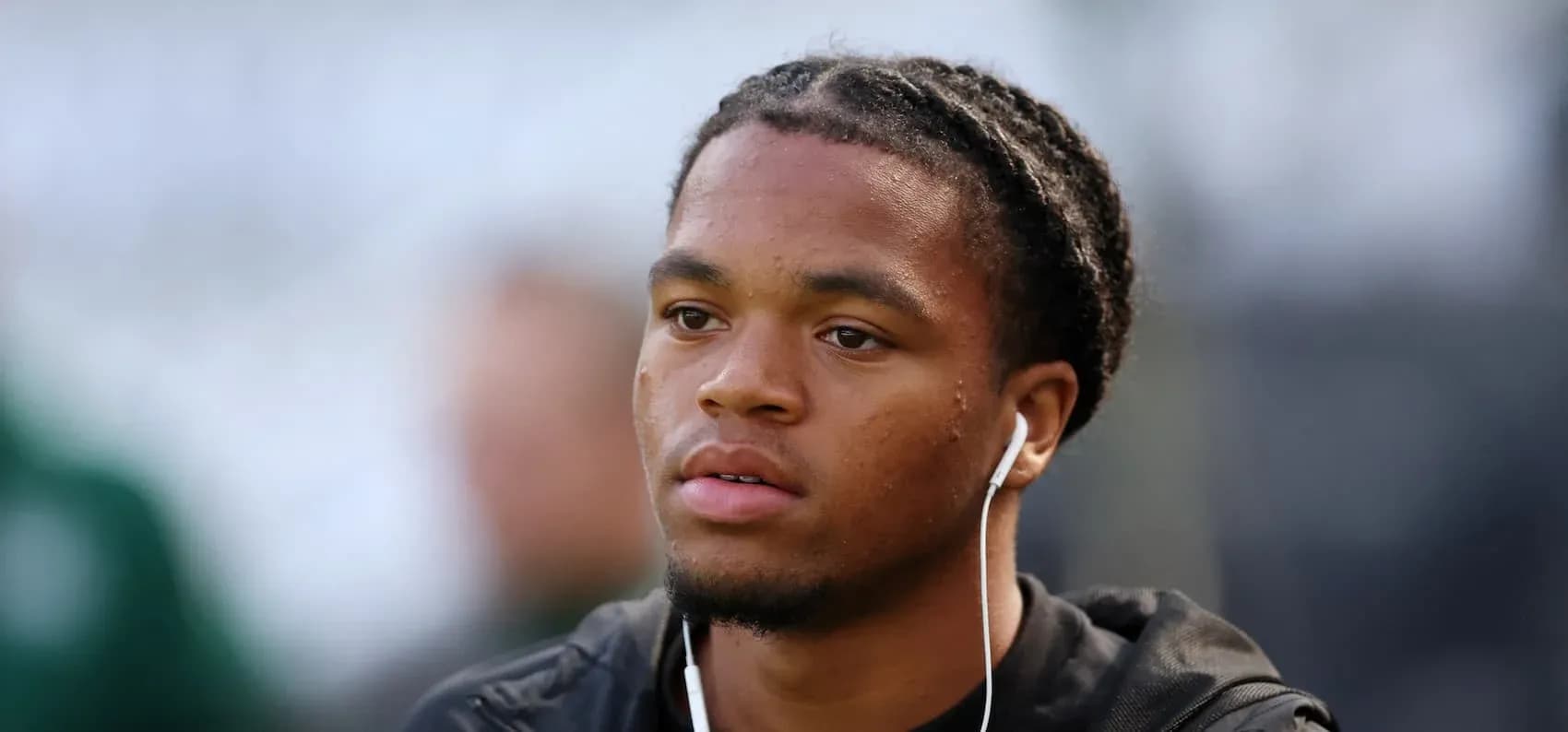Jugador con auriculares en el campo de entrenamiento