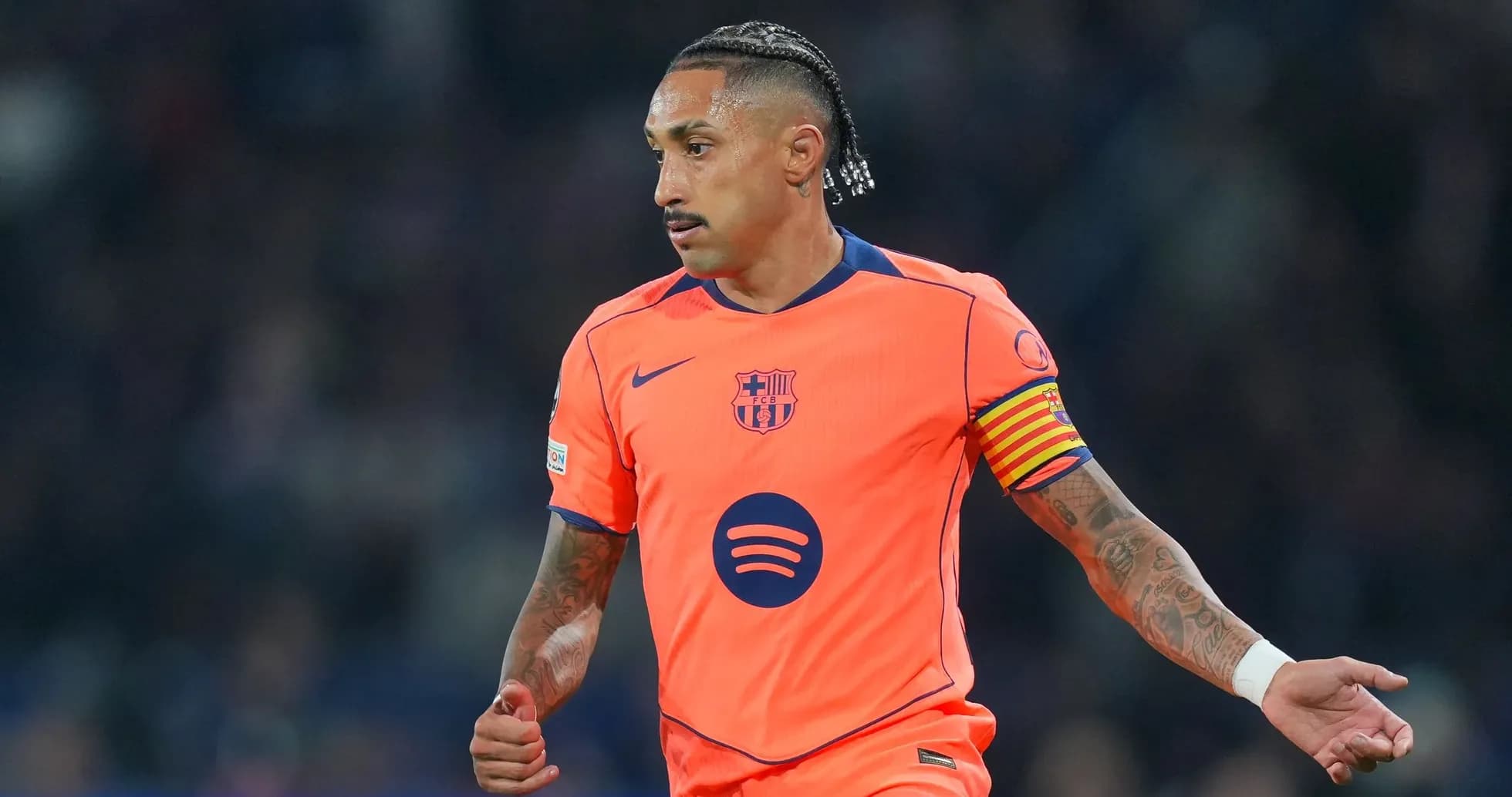 Jugador de Barcelona con camiseta naranja en acción