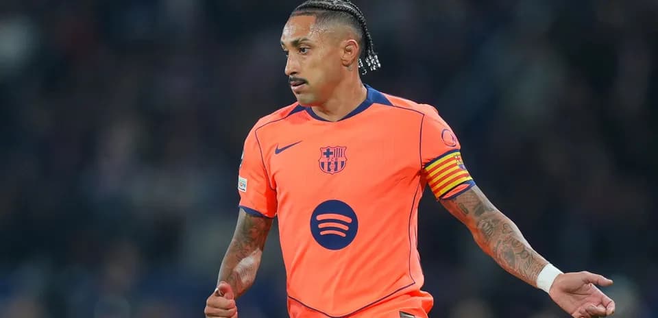Jugador de Barcelona con camiseta naranja en acción