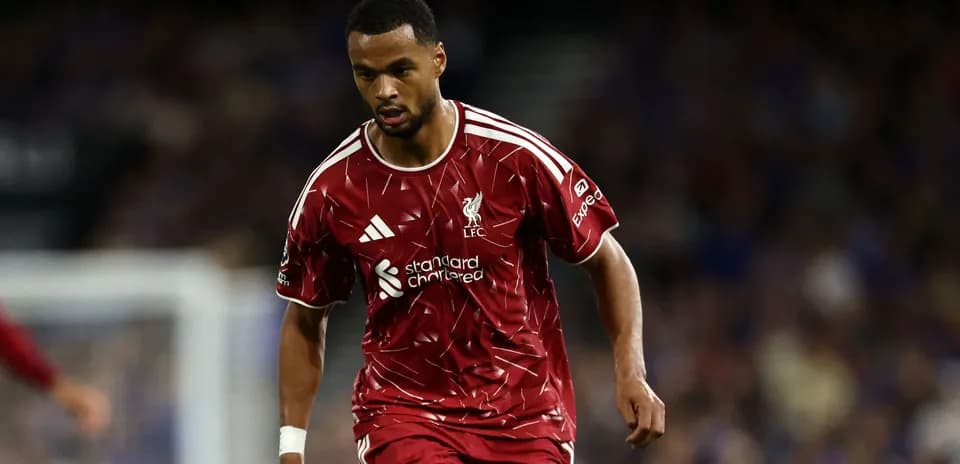 Jugador de Liverpool corriendo en el campo de fútbol