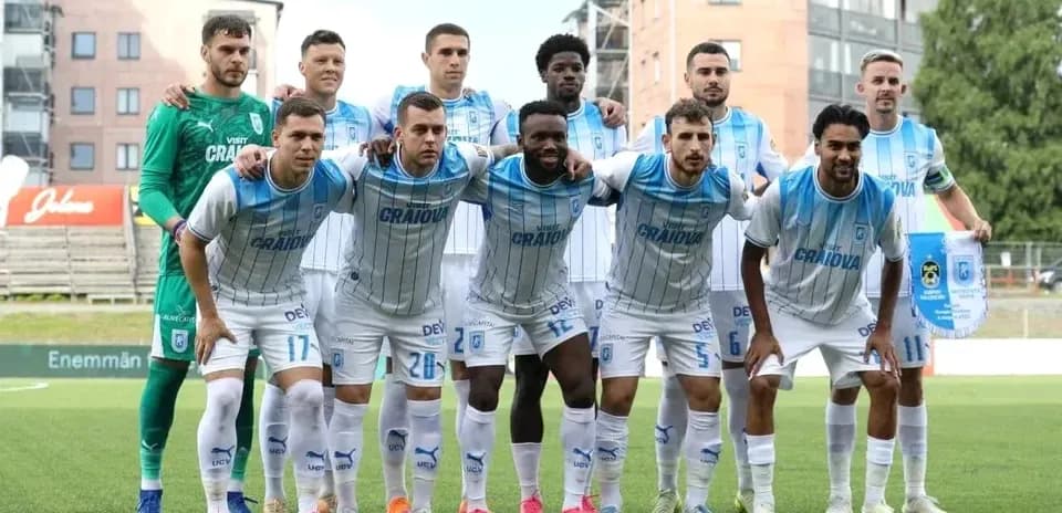 Jugadores de Universitatea Craiova posando en equipo