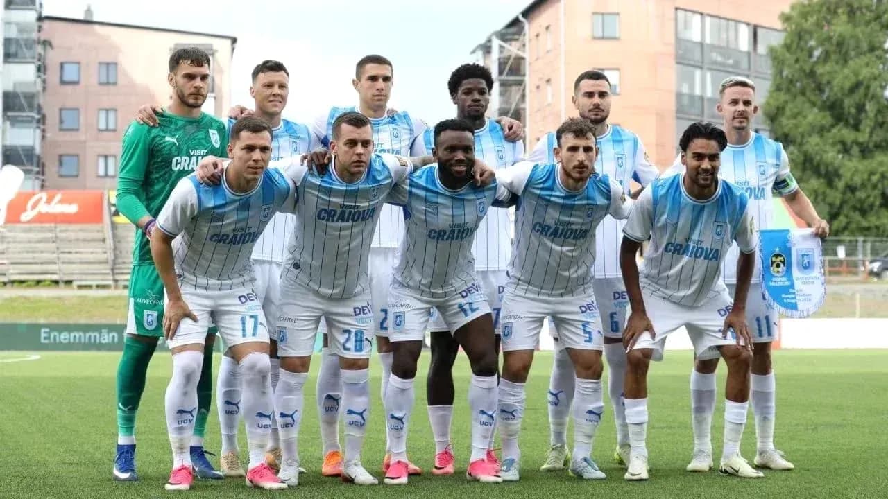 Jugadores de Universitatea Craiova posando en equipo