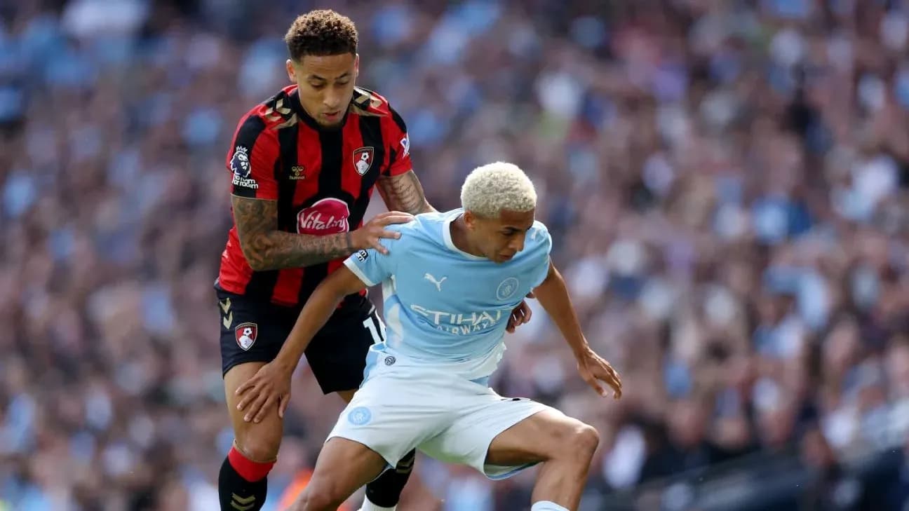 Jugador de Bournemouth presionando a jugador de Manchester City