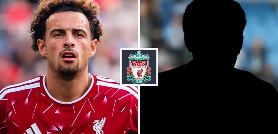 Jugador de Liverpool en uniforme rojo, fondo oscuro