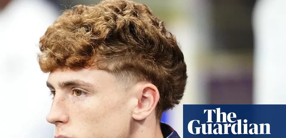 Joven con cabello rizado en primer plano