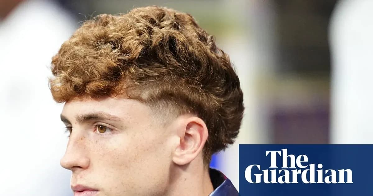 Joven con cabello rizado en primer plano