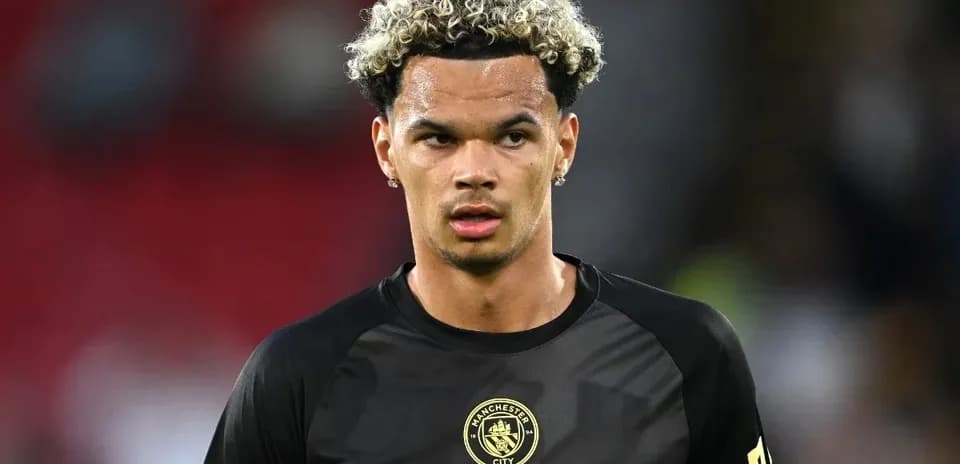Jugador de Manchester City en camiseta negra en el campo