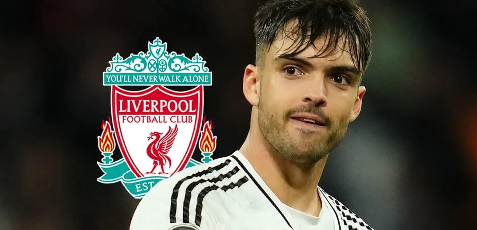 Jugador de fútbol con el escudo del Liverpool
