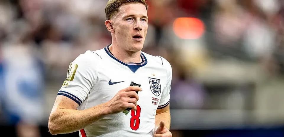 Jugador de Inglaterra corriendo en el campo de fútbol