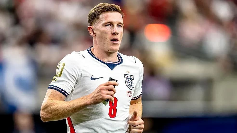 Jugador de Inglaterra corriendo en el campo de fútbol
