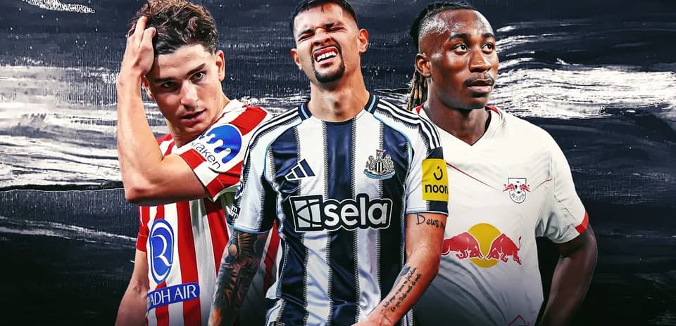 Tres jugadores de fútbol posando en camisetas de clubes