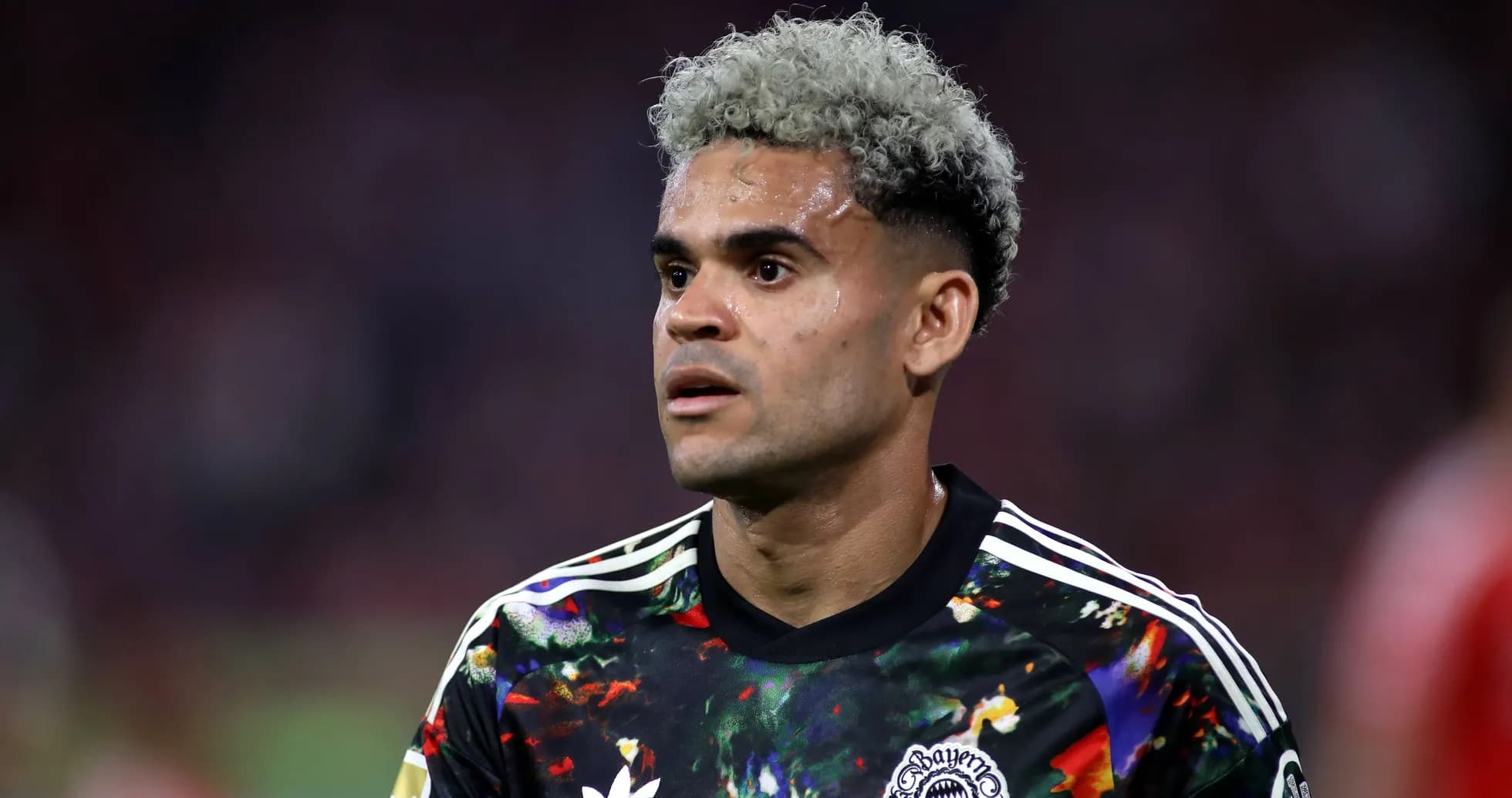 Jugador con camiseta de Bayern Múnich en el campo