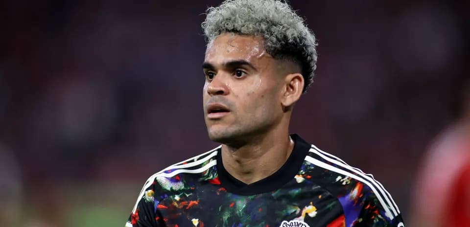 Jugador con camiseta de Bayern Múnich en el campo