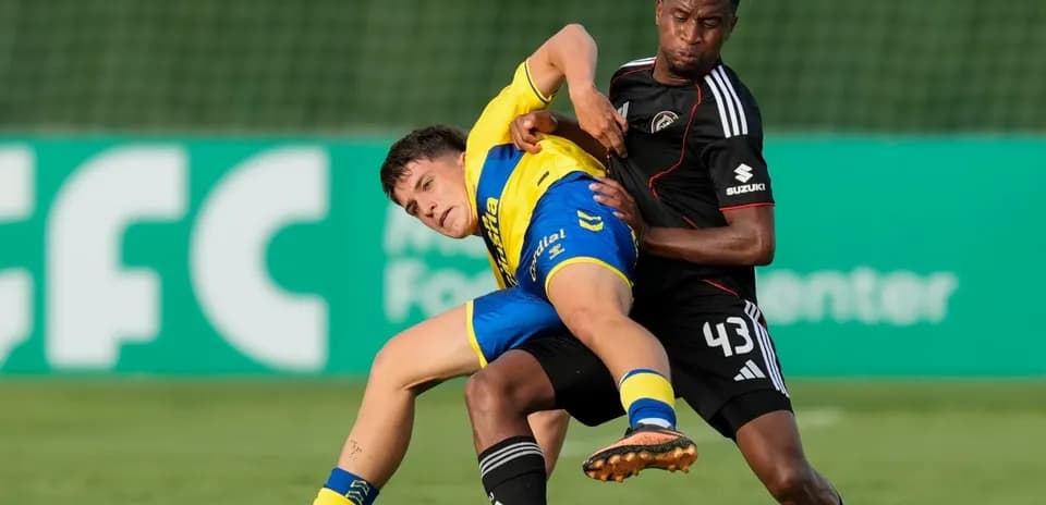 Jugador en caída durante un enfrentamiento en el partido
