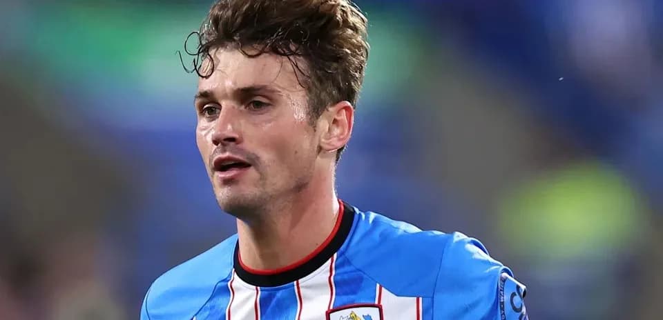 Jugador de fútbol con camiseta de Huddersfield Town