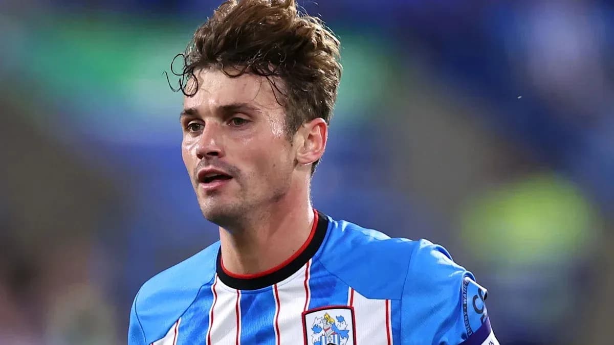 Jugador de fútbol con camiseta de Huddersfield Town