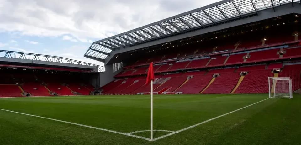 Vista del campo en Anfield con banderín de córner