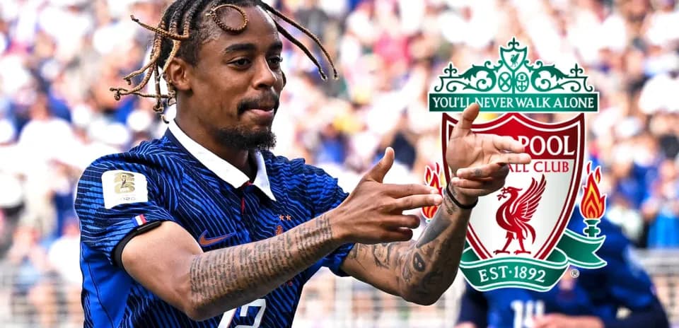 Jugador celebrando con camiseta de Francia en el campo