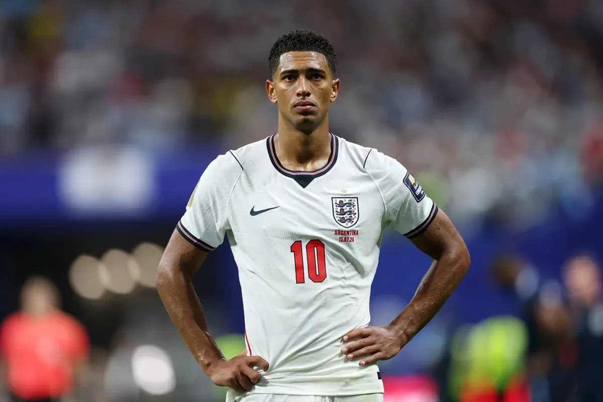 Jugador de Inglaterra en partido con uniforme blanco