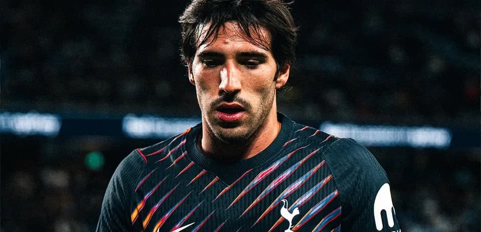 Jugador de Tottenham con camiseta negra durante partido