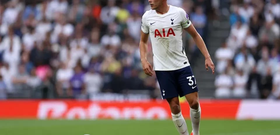 Jugador de Tottenham en el campo durante un partido