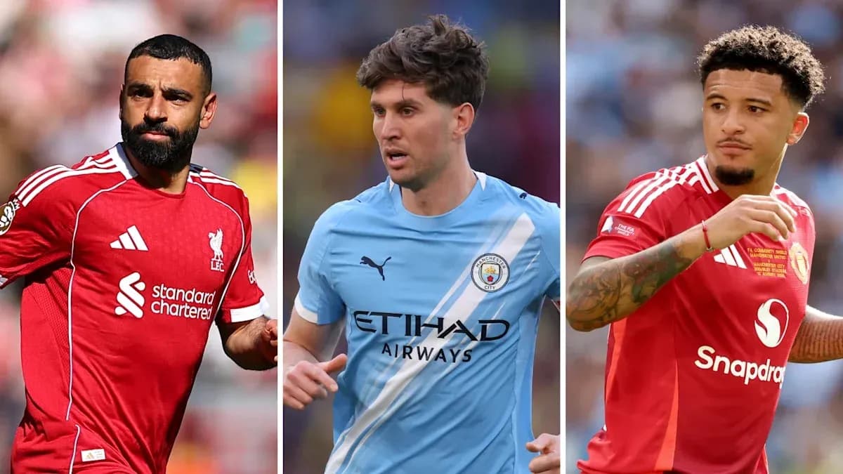 Jugadores de fútbol en acción con sus equipos