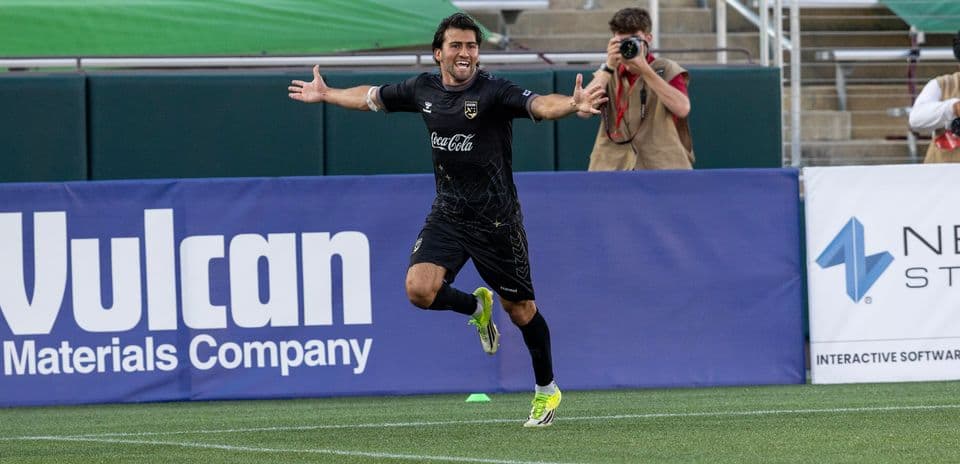 Jugador celebrando un gol en el partido