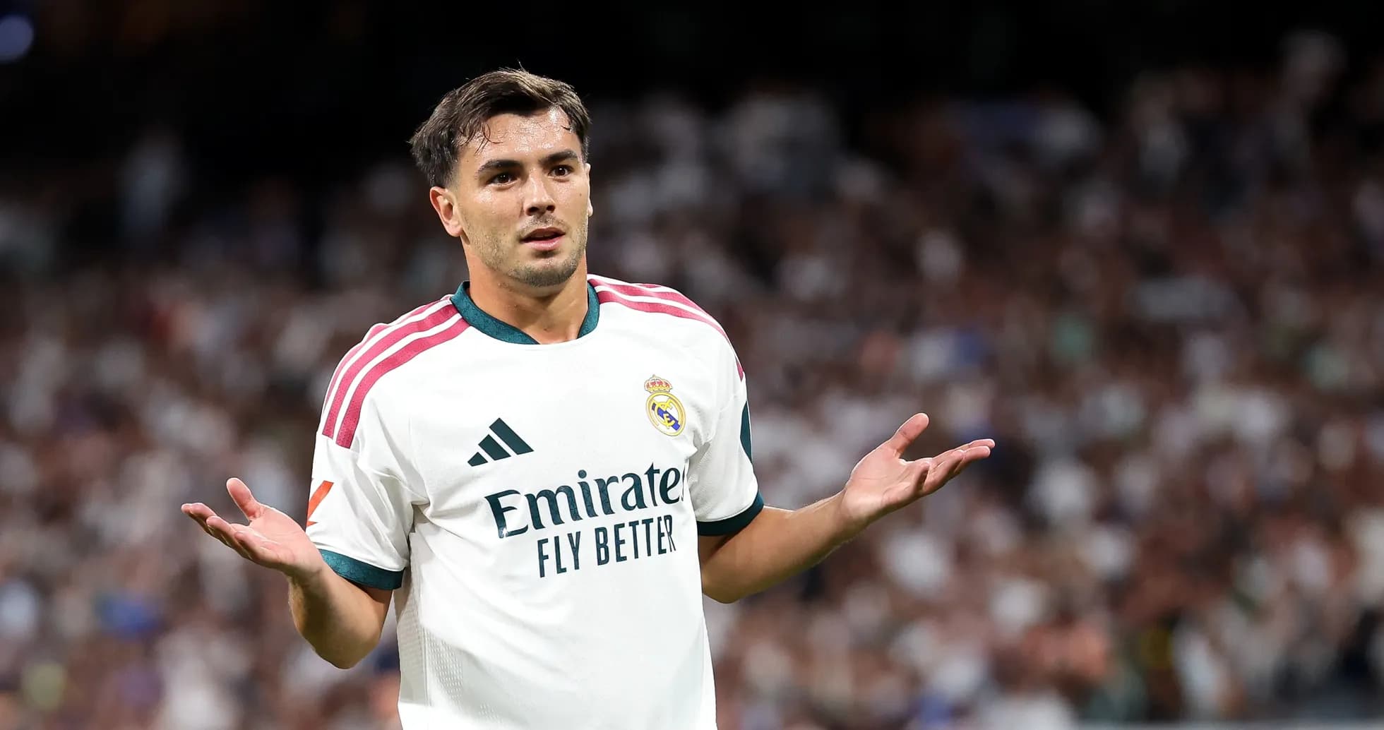 Jugador de Real Madrid con brazos extendidos en confusión