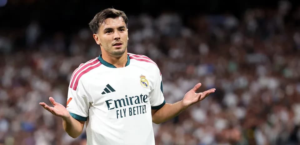 Jugador de Real Madrid con brazos extendidos en confusión