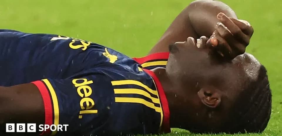 Jugador caído en el campo tras una jugada