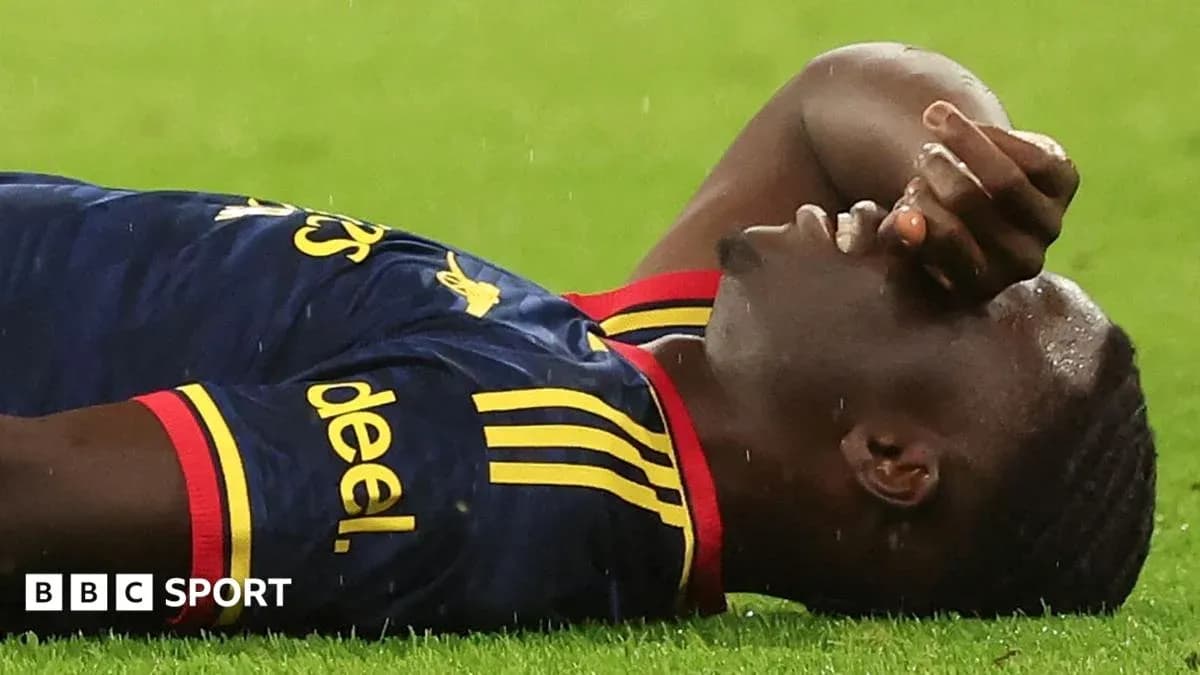 Jugador caído en el campo tras una jugada