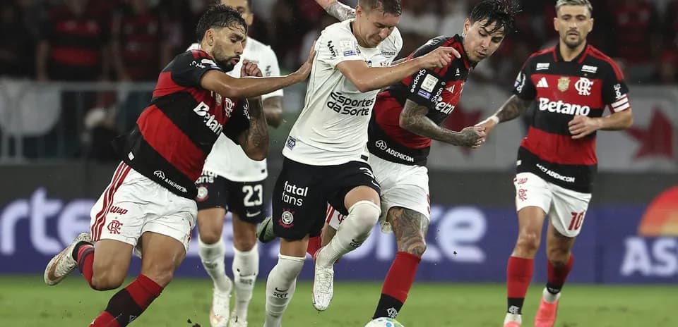 Jugadores de Flamengo y Atletico-MG disputando el balón