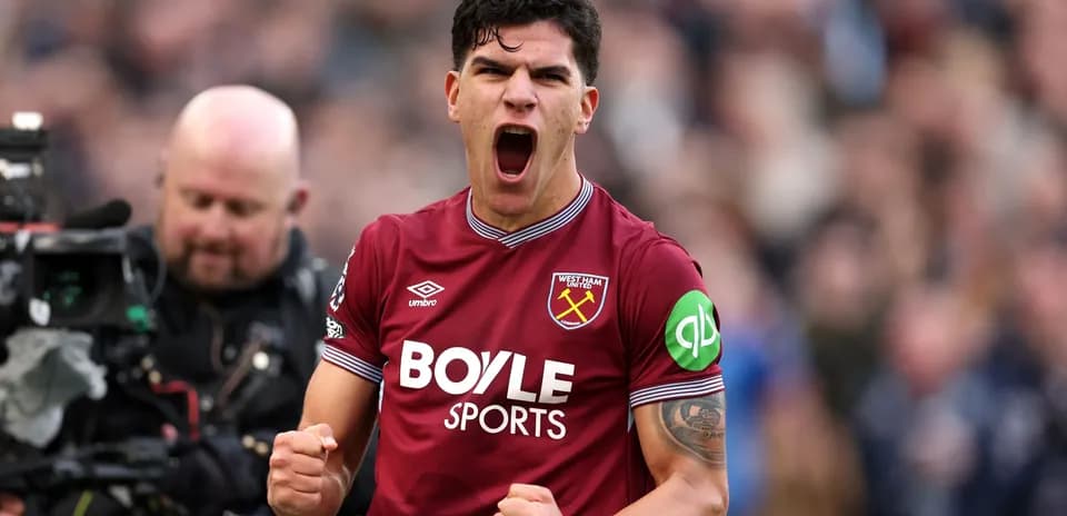 Jugador de West Ham celebrando con entusiasmo